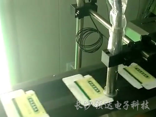 領達噴碼機配分頁機在制藥行業使用